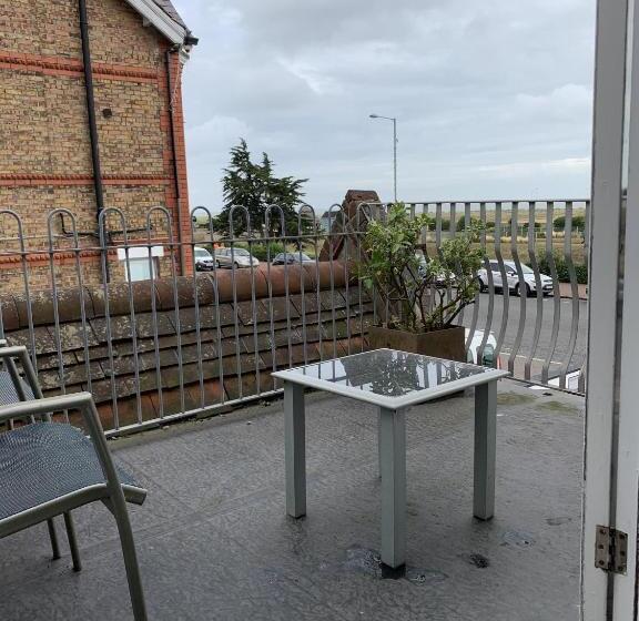 غرفة قياسية مطلّة علي البحر, Knights Court