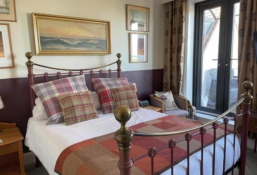 غرفة قياسية مطلّة علي البحر, Knights Court