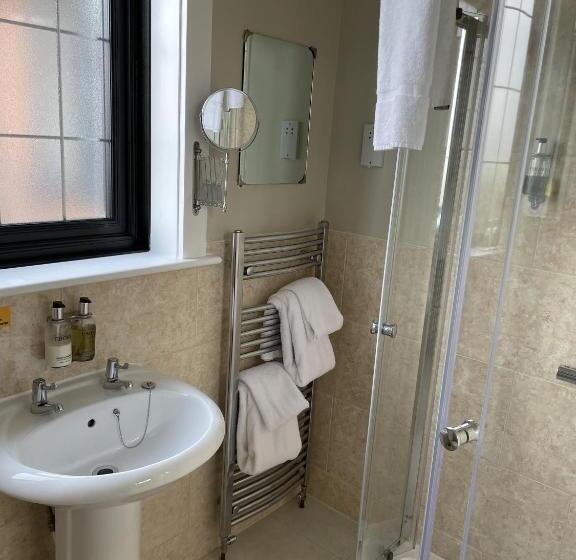 غرفة قياسية مطلّة علي البحر, Knights Court