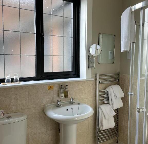 غرفة قياسية مطلّة علي البحر, Knights Court