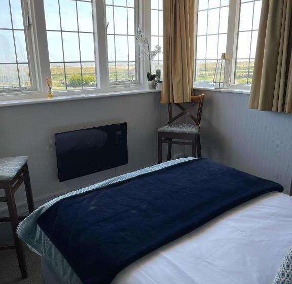 غرفة قياسية مطلّة علي البحر, Knights Court