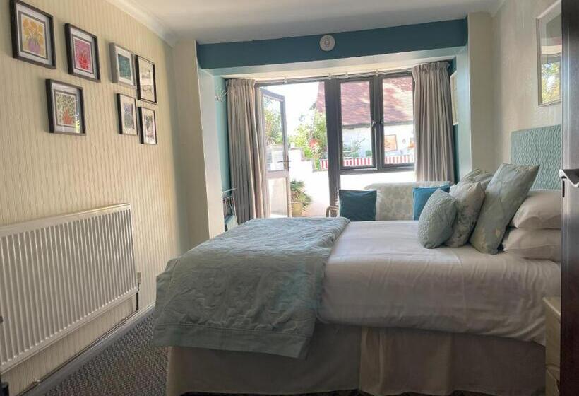 غرفة قياسية مزوَّدة بتراس, Knights Court