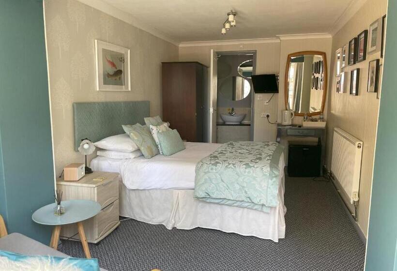 غرفة قياسية مزوَّدة بتراس, Knights Court