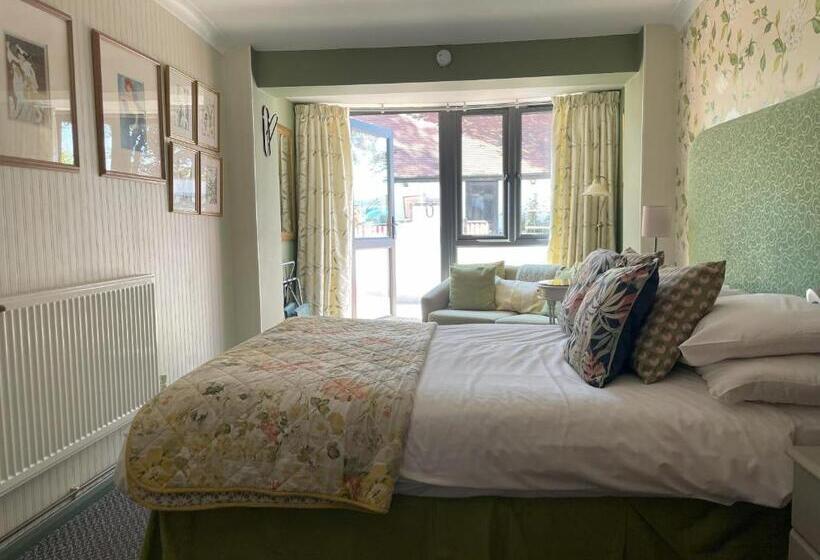 غرفة قياسية مزوَّدة بتراس, Knights Court