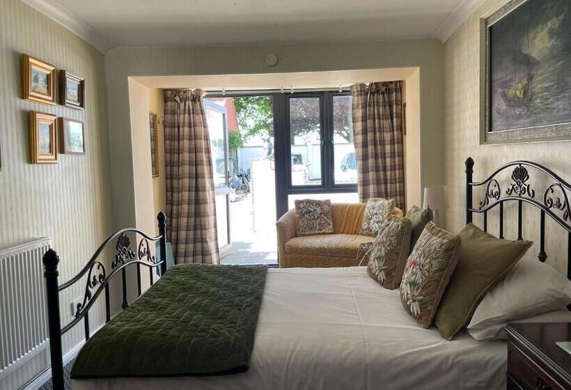 غرفة قياسية مزوَّدة بتراس, Knights Court