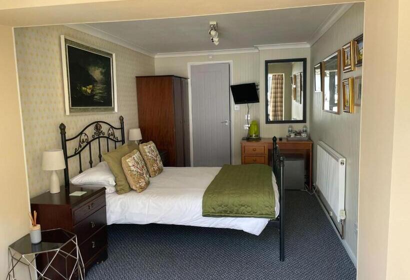 غرفة قياسية مزوَّدة بتراس, Knights Court