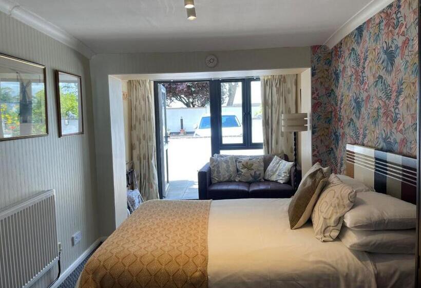 غرفة قياسية مزوَّدة بتراس, Knights Court