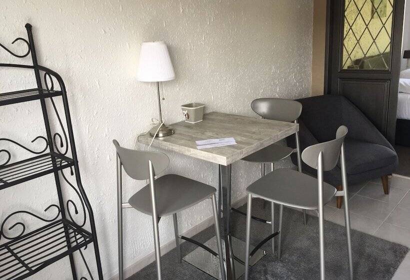 דירת חדר, La Maison Blanche