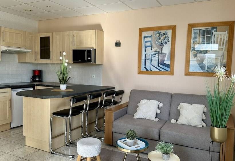 סטודיו סופריור, La Maison Blanche