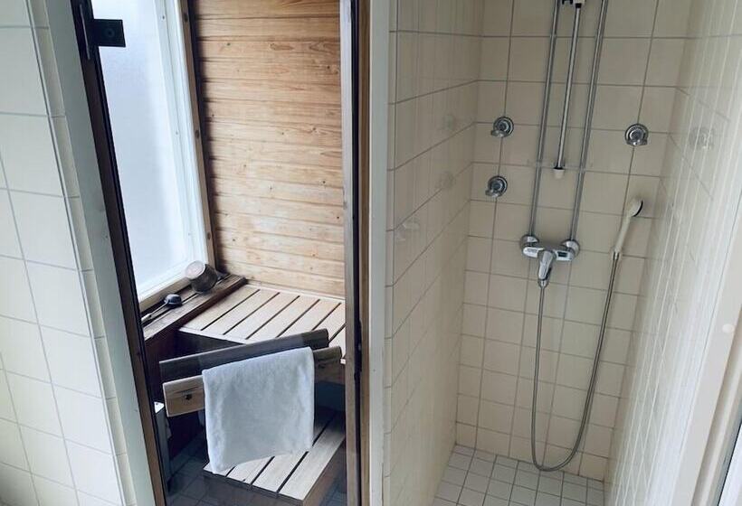 غرفة قياسية ثلاثية, Li Uninen Kotka