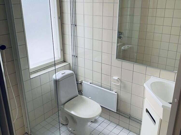 غرفة قياسية ثلاثية, Li Uninen Kotka