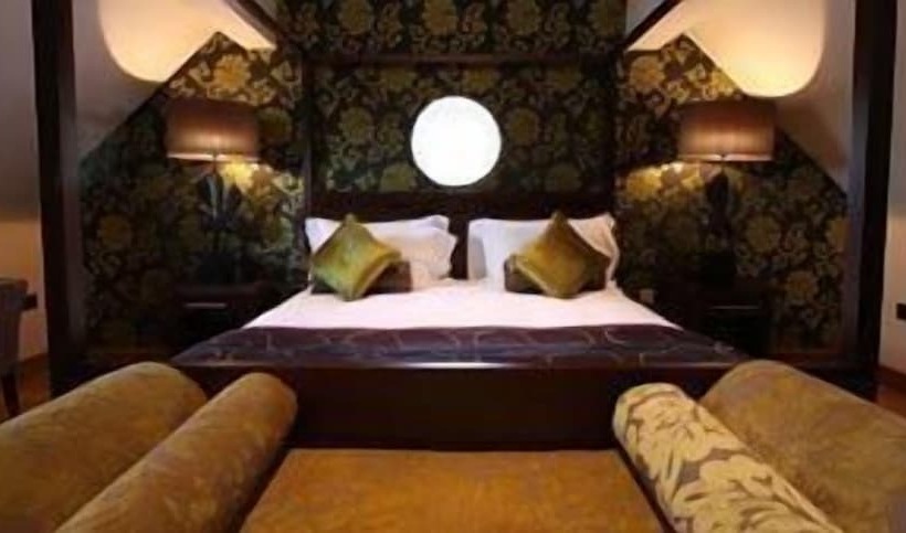 이그제큐티브 룸, The Bear's Paw