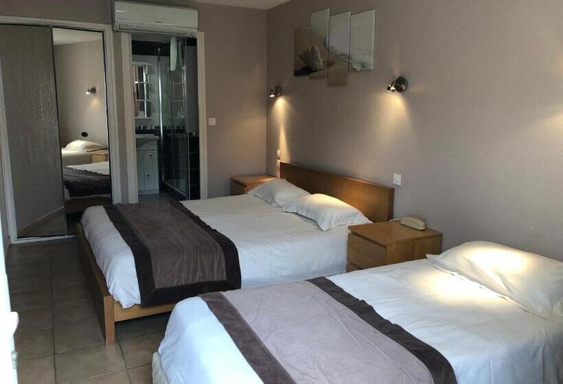 חדר סטנדרט לשלושה עם טרסה, Logis Hotel Restaurant Le Mirador