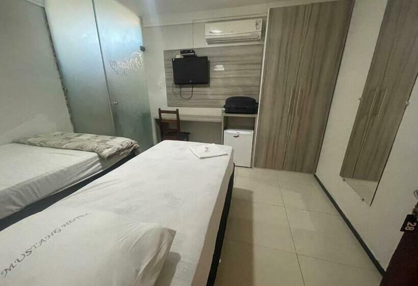 标准三人间, Mustang