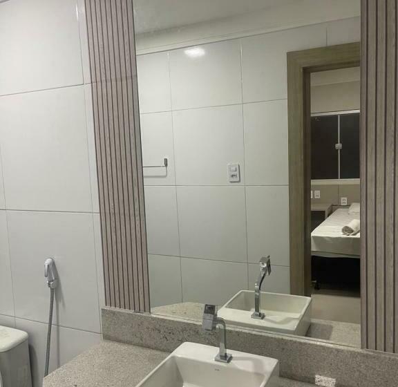 豪华三人间, Mustang