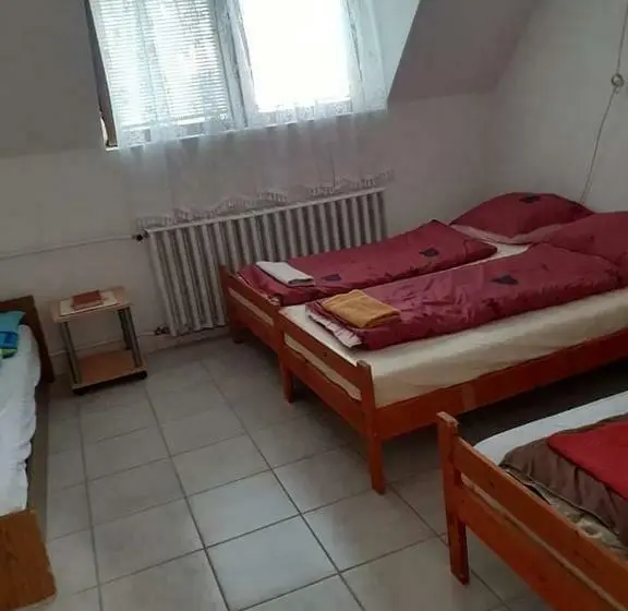 ファミリールーム, Kéktúrás Tóra Nyíló Privát Bérlemény