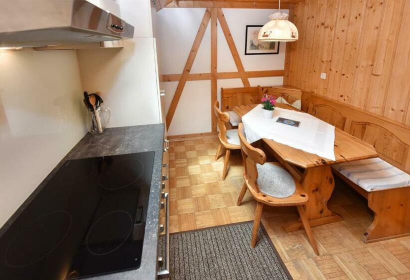 شقة غرفة واحدة, Hof Erath