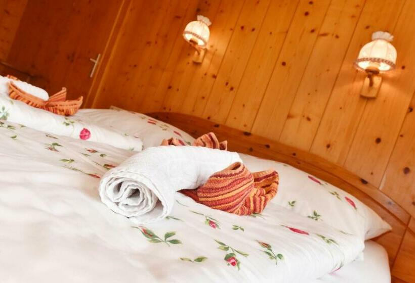 شقة غرفة واحدة, Hof Erath