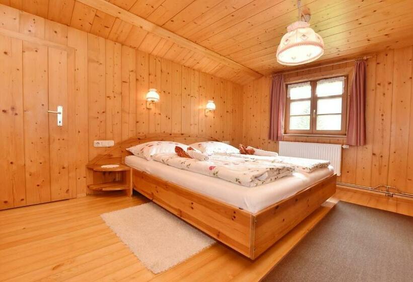 شقة غرفة واحدة, Hof Erath