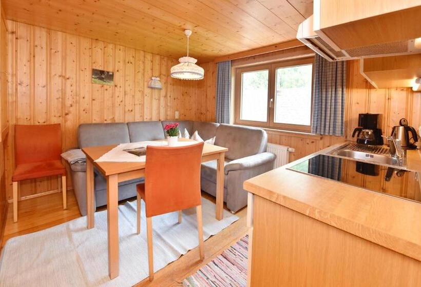 شقة غرفة واحدة, Hof Erath