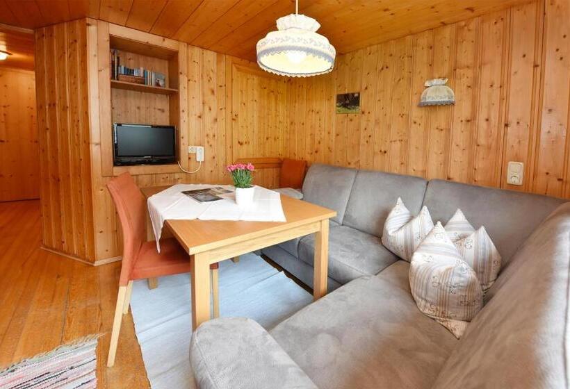 شقة غرفة واحدة, Hof Erath