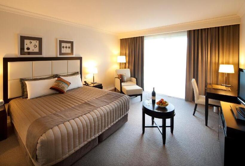 חדר משפחתי, Century Inn