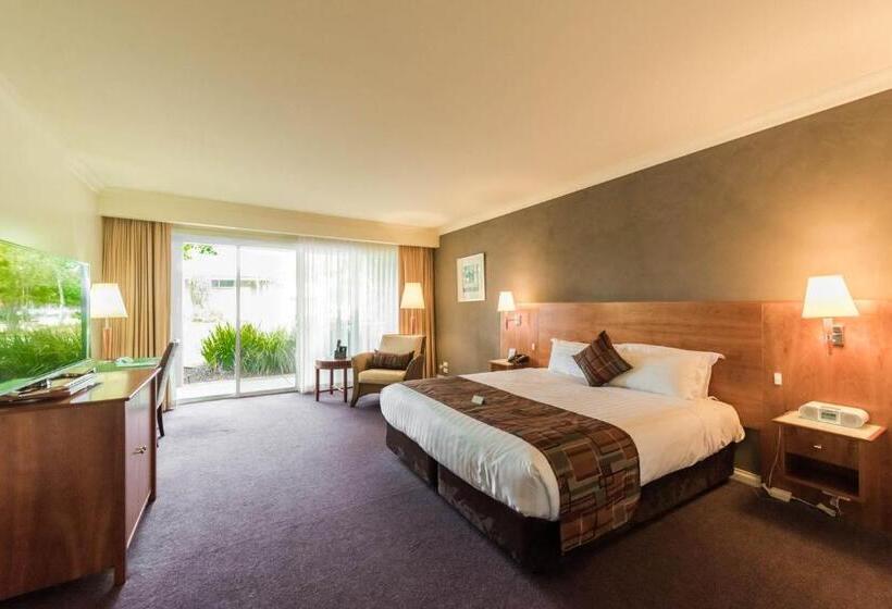 מיטת קינג בסוויטה, Century Inn