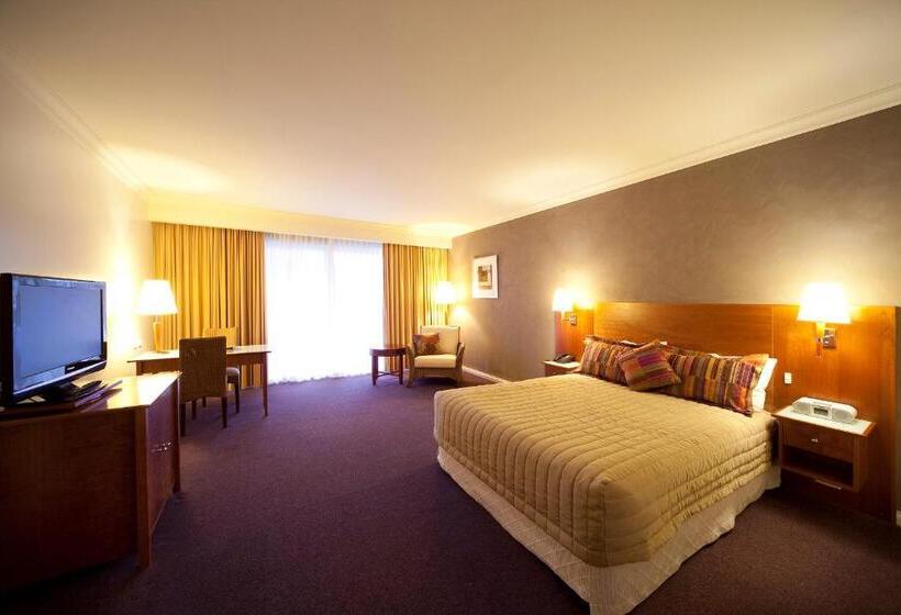 חדר אקזקיוטיב, Century Inn