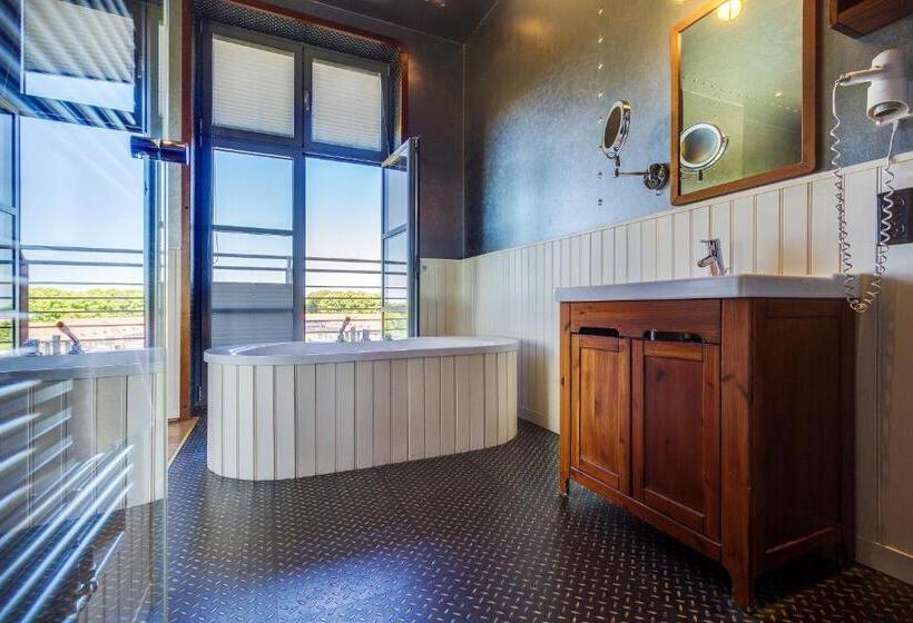 جناح جونيور, Dömitzer Hafen