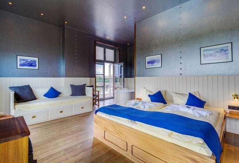 جناح جونيور, Dömitzer Hafen