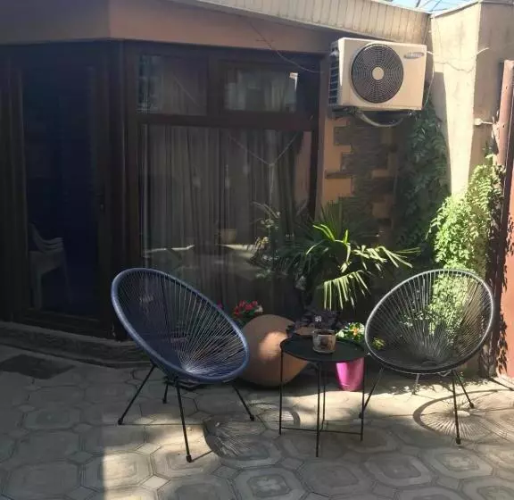 اتاق استاندارد با چشم‌انداز باغ, Meidani Guest House