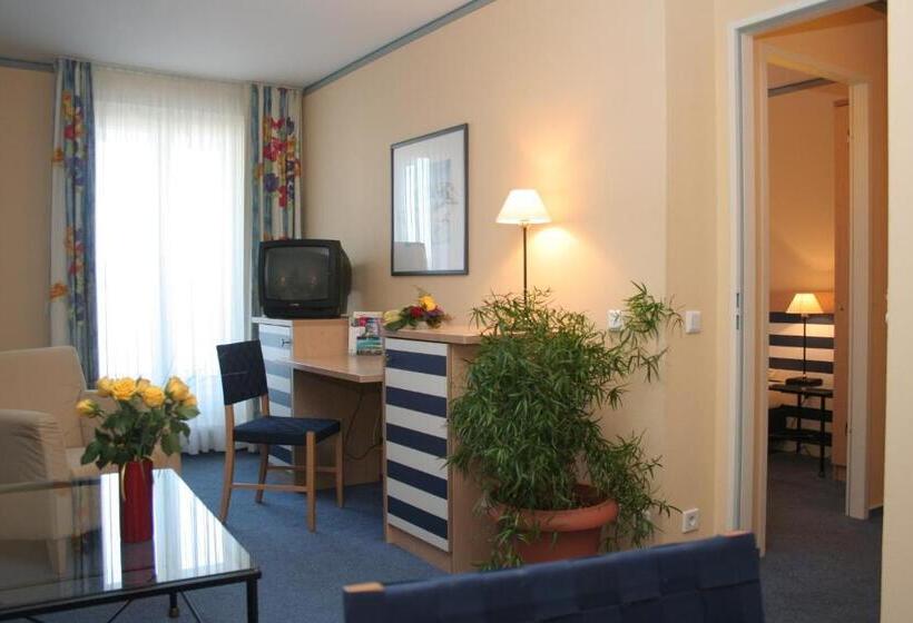 דירת חדר עם נוף לים ומרפסת, & Restaurant Seebrücke