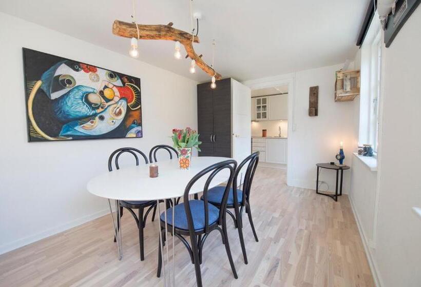 דירת חדר דלוקס, Skovly