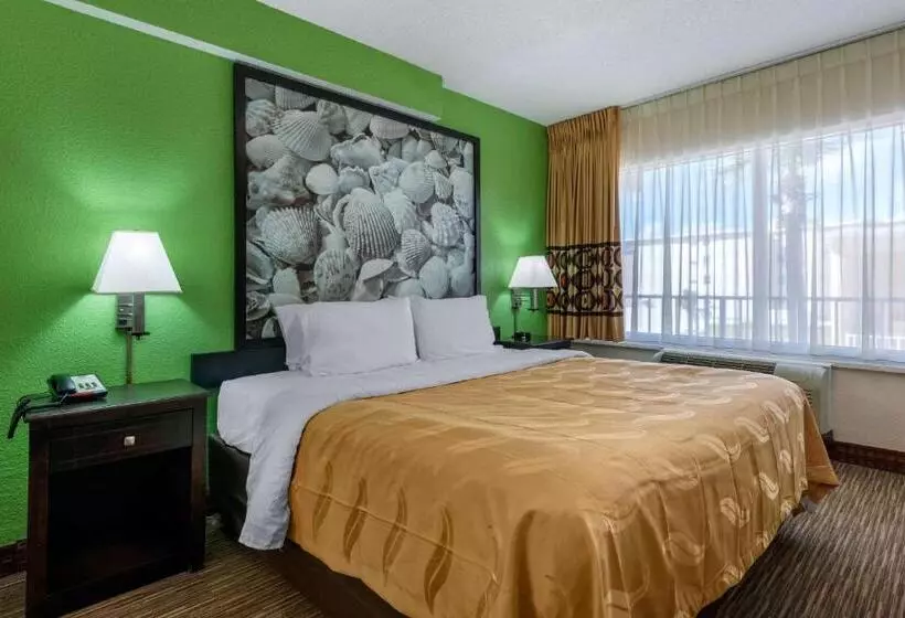 キングサイズベッドのスタンダードルーム, Quality Inn Daytona Beach Oceanfront