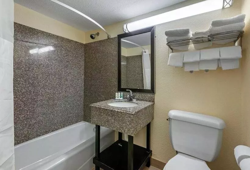 ２ダブルベッドのスタンダードルーム, Quality Inn Daytona Beach Oceanfront