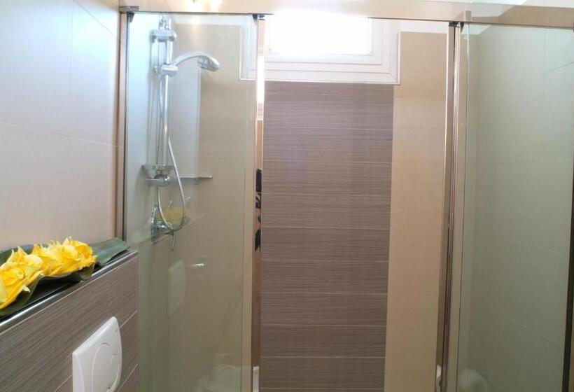 اتاق راحتی سه تخته, Villa Paola