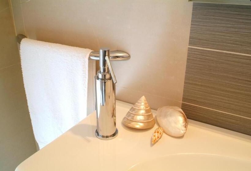 اتاق لوکس سه تخته, Villa Paola