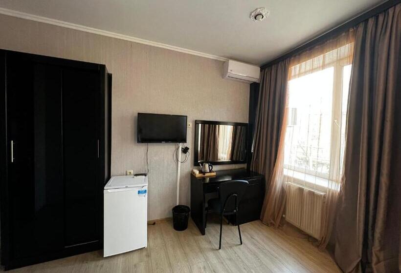 اتاق خانوادگی, Eden Garden Boutique