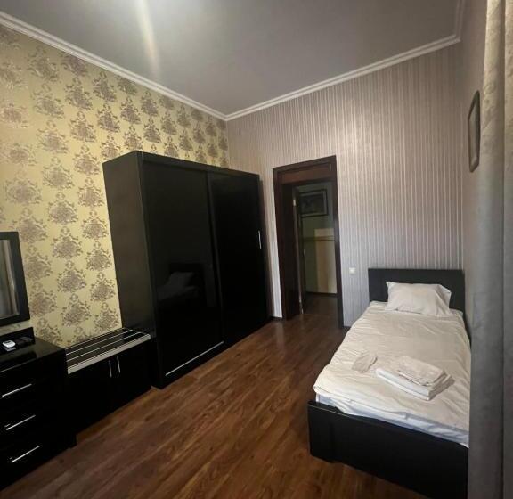 اتاق خانوادگی, Eden Garden Boutique