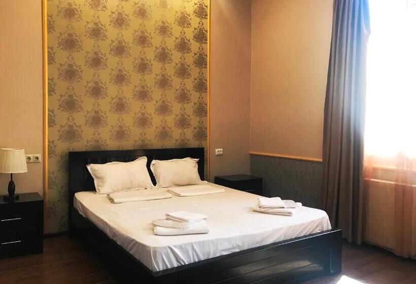 اتاق خانوادگی, Eden Garden Boutique