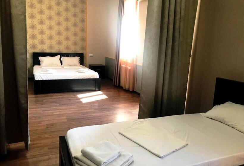 اتاق خانوادگی, Eden Garden Boutique