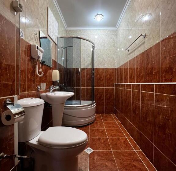 اتاق خانوادگی, Eden Garden Boutique