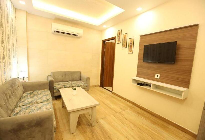 Люкс с гидромассажем, Lavit Couple Friendly Near Faridabad Metro Station