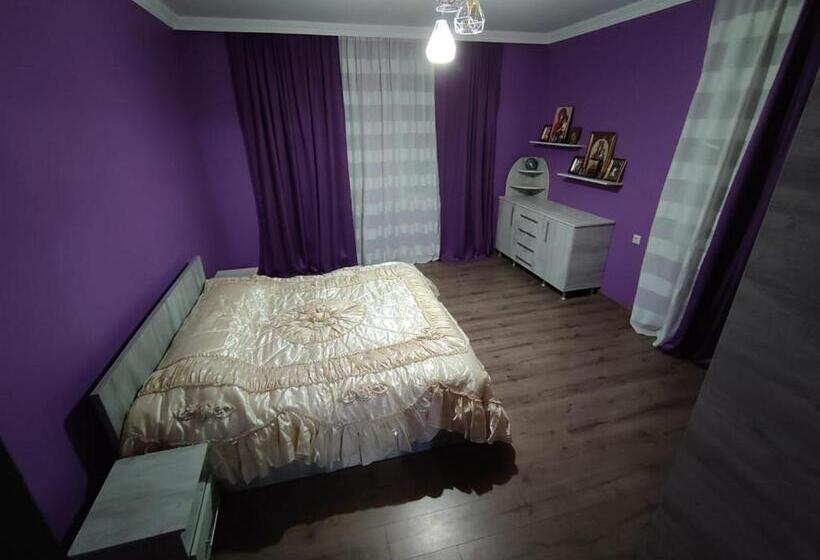 اتاق خانوادگی با چشم‌انداز کوه, Guest House Marta