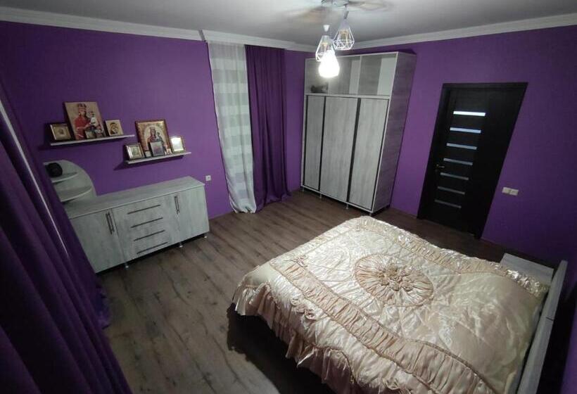 اتاق خانوادگی با چشم‌انداز کوه, Guest House Marta