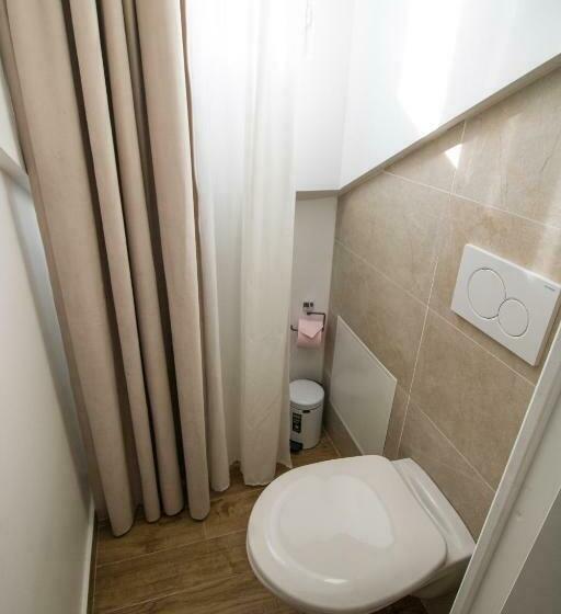 ベーシックルーム, Les Rebelles