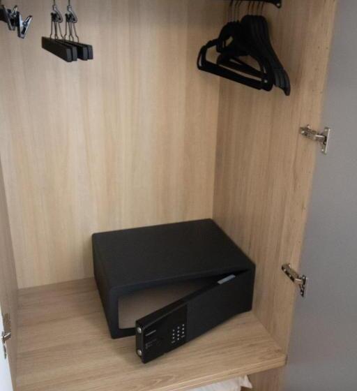 1ベッドルームアパートメントをつなぐ, Les Rebelles