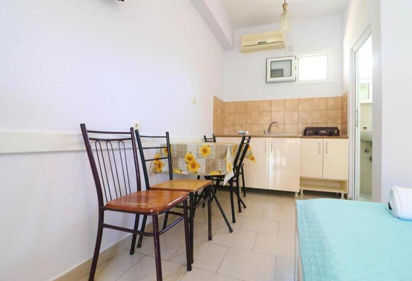 اتاق اکونومی, Neranxi Apartament