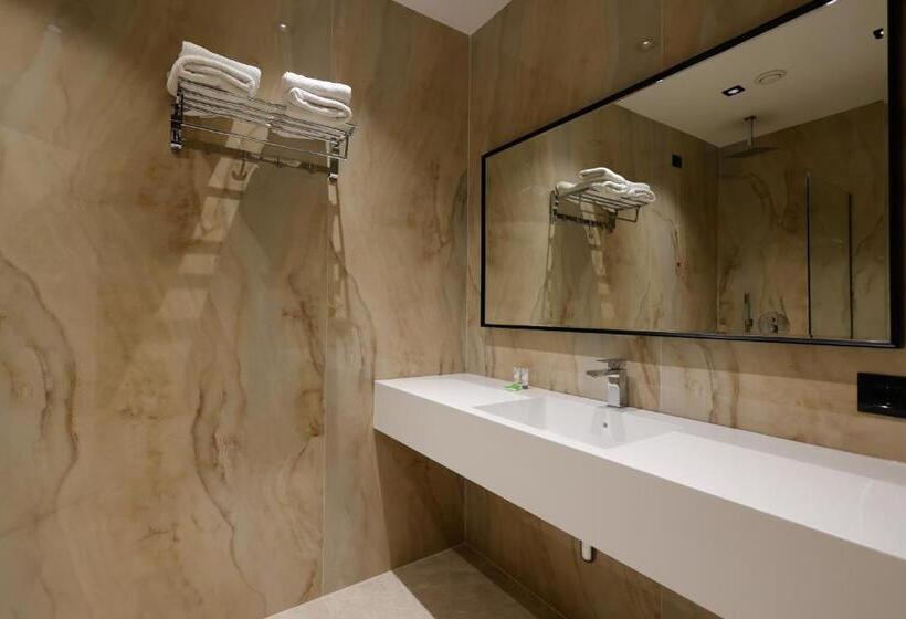 סוויטה משפחתית, Valza Boutique