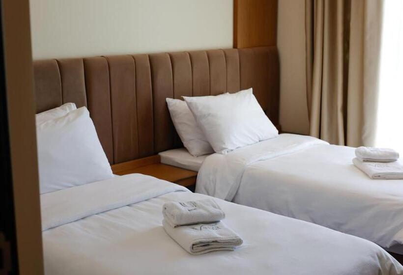 סוויטה משפחתית, Valza Boutique